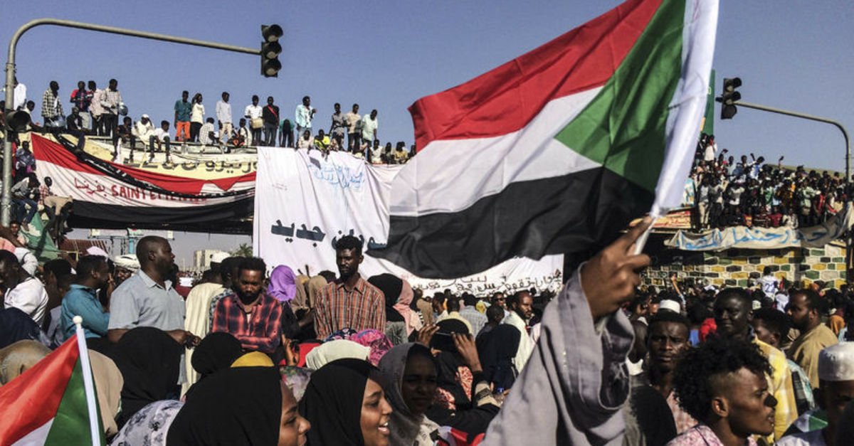 Sudan'da geçici hükümeti siyasiler kuracak