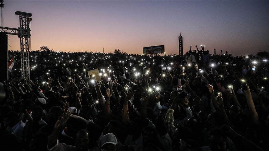 Sudan'da gösteriler sürüyor... 'Yönetim sivillere devredilsin'
