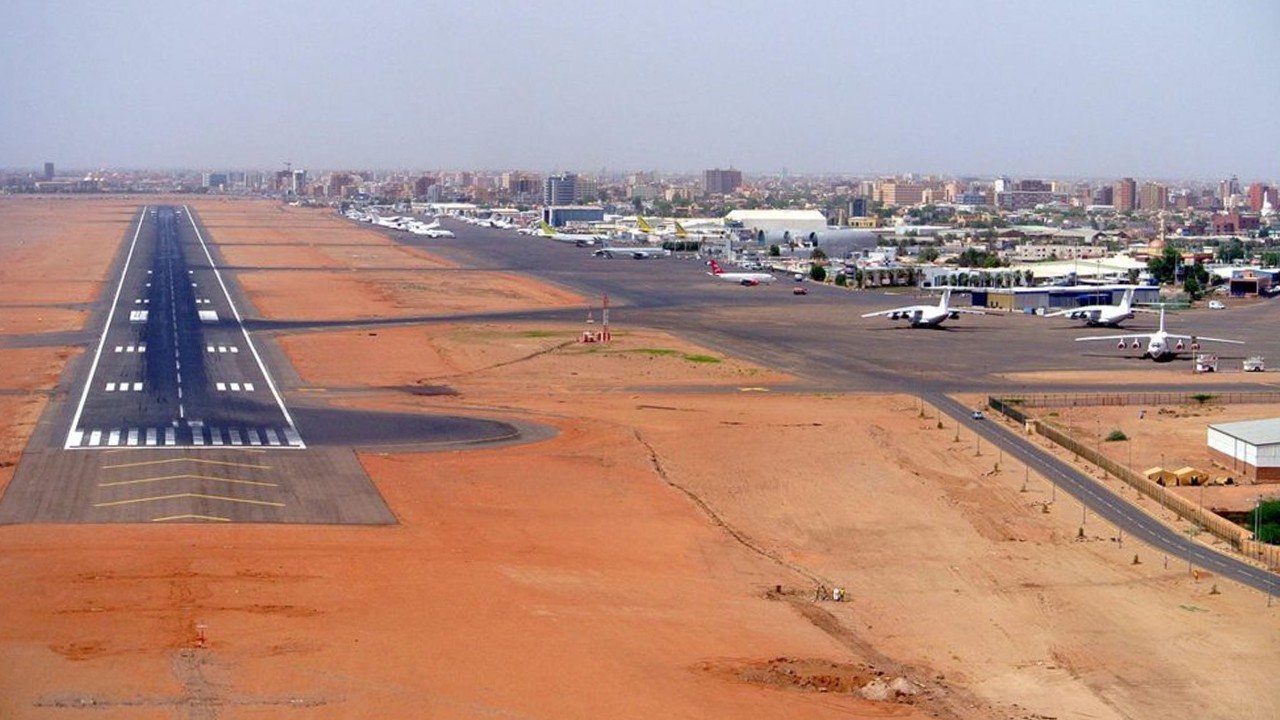 Sudan'da Hartum Havalimanı 921 gün sonra ilk sivil uçağı ağırladı: İHA saldırılarına maruz kalıyor