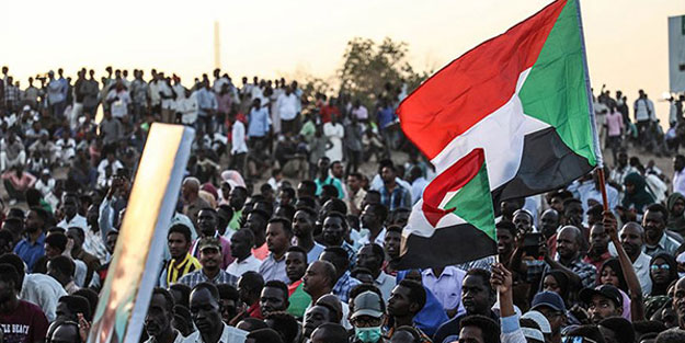 Sudan'da işler karışık! Türk vatandaşlarına 'sokağa çıkmayın' çağrısı