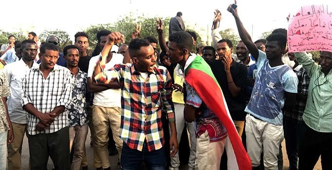 Sudan'da muhalifler sokakta