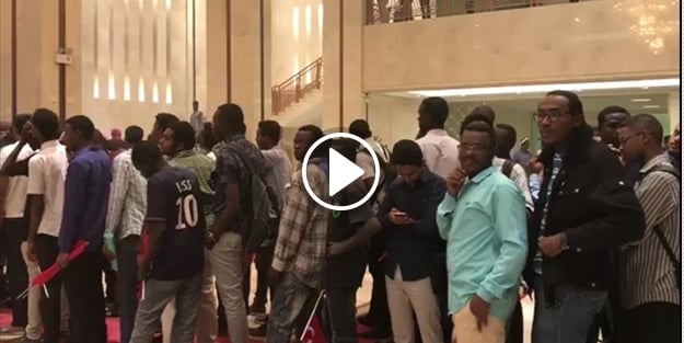 Sudanlı gençlerin Erdoğan’ı dinleme kuyruğu