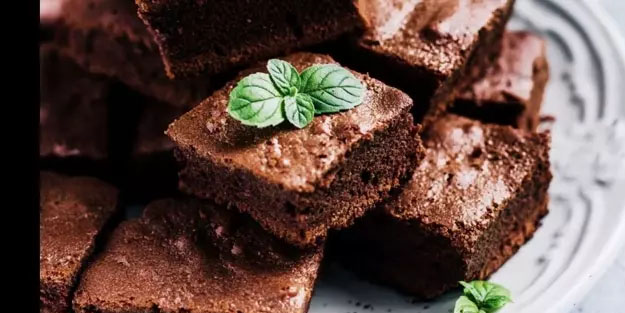 Sufleden 10 kat lezzetli, yemeye kıyamazsınız! Akışkan browni tarifi! 5 dakikada hazır