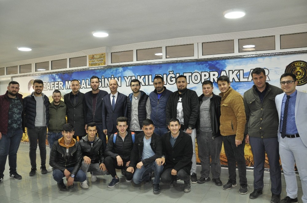 Şuhut AK Gençlikten Başkan Bozkurt’a hayırlı olsun ziyareti 