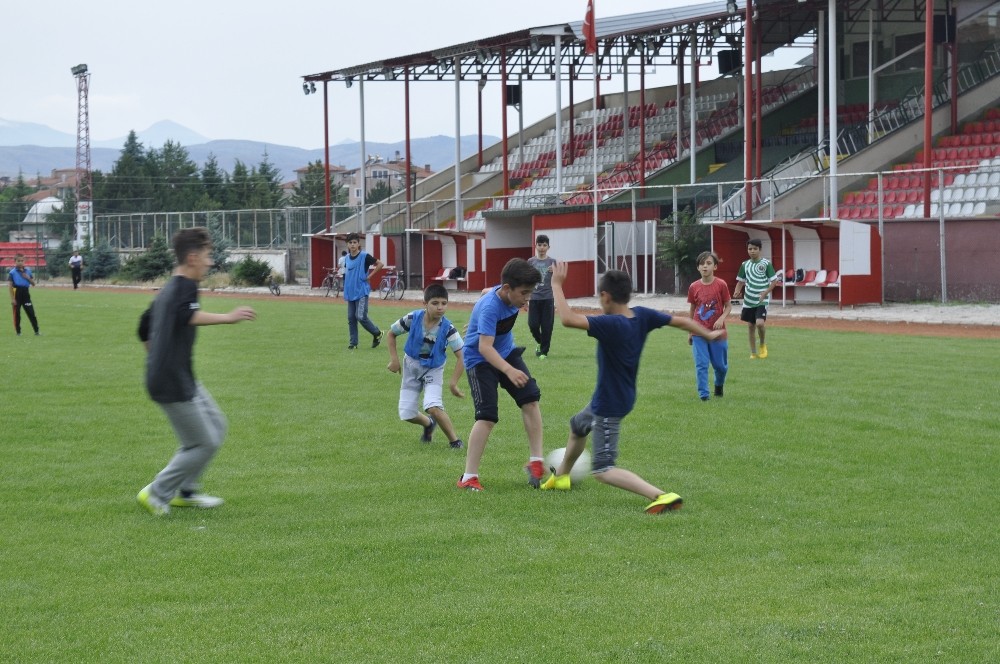 Şuhut Belediye Hisarspor’un minik futbolcuları gelecek için umut veriyor 