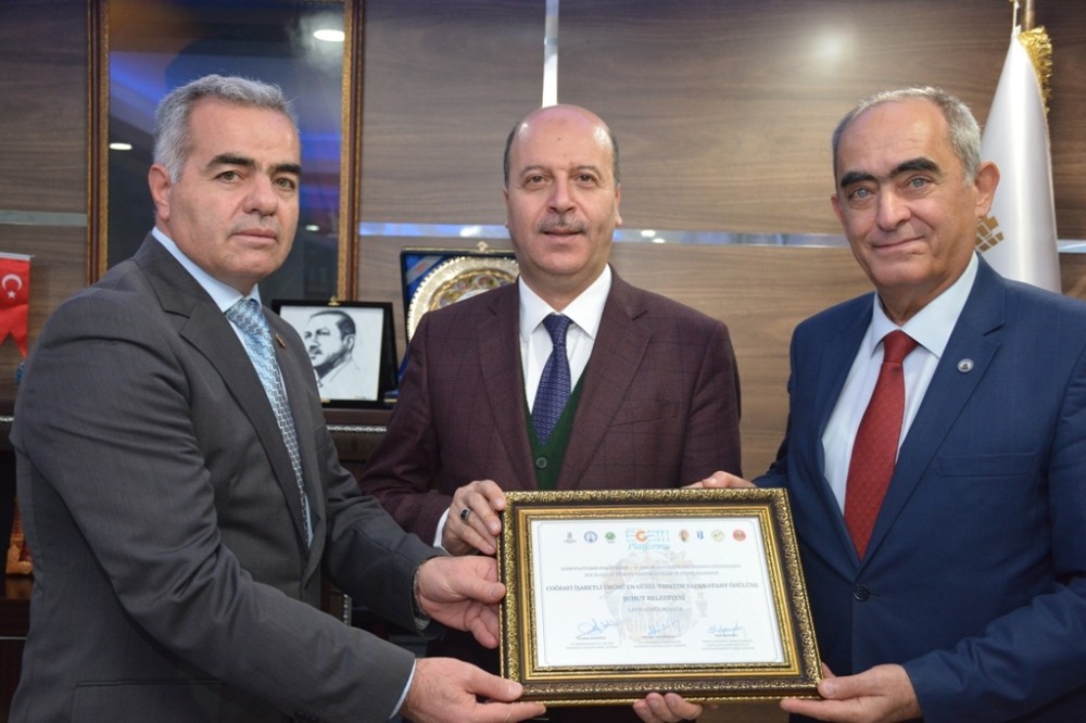 Şuhut Belediyesi 12. Ege İlleri Tanıtım Günlerinin en başarılı coğrafi ürün tanıtımı ödülüne layık görüldü 