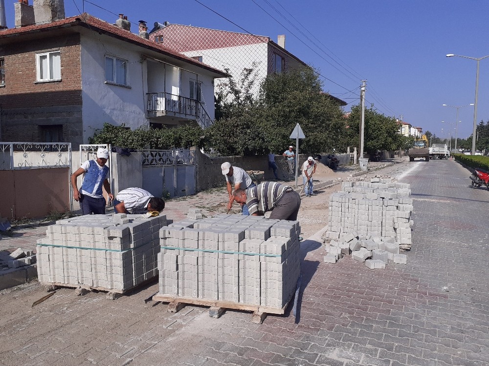Şuhut Belediyesi parke taşı döşeme çalışmalarına devam ediyor 