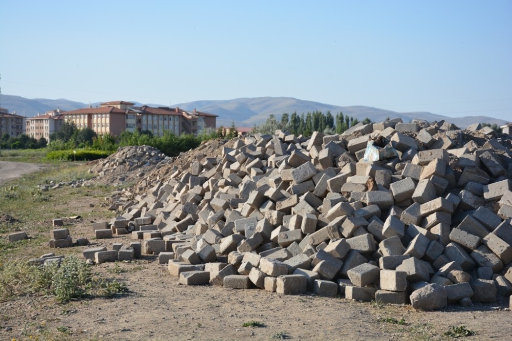 Şuhut Belediyesinden parke taşlarına alanlara uyarı 