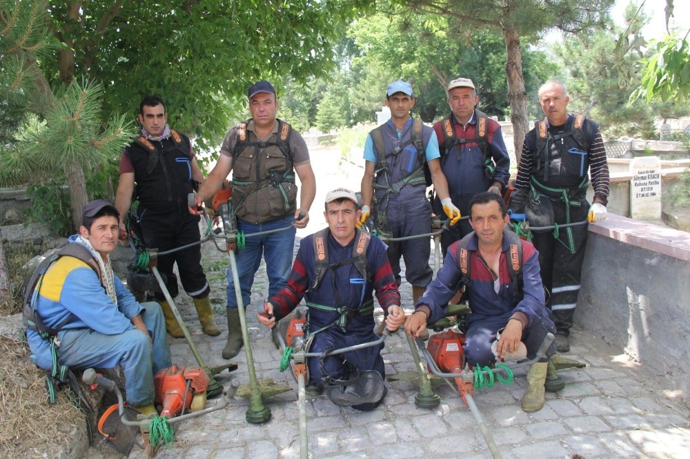Şuhut İlçe Mezarlığında çevre düzenleme çalışması yapıldı 