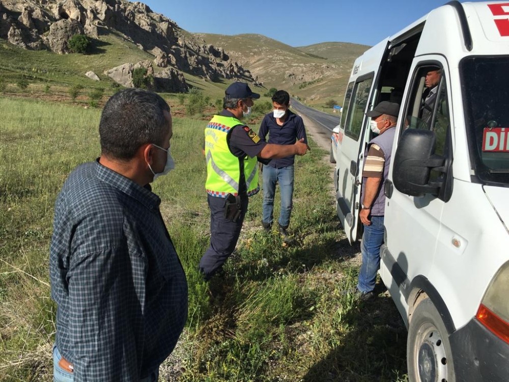 Şuhut jandarmasından mevsimlik işçi servisi ve zirai araçlara denetim 