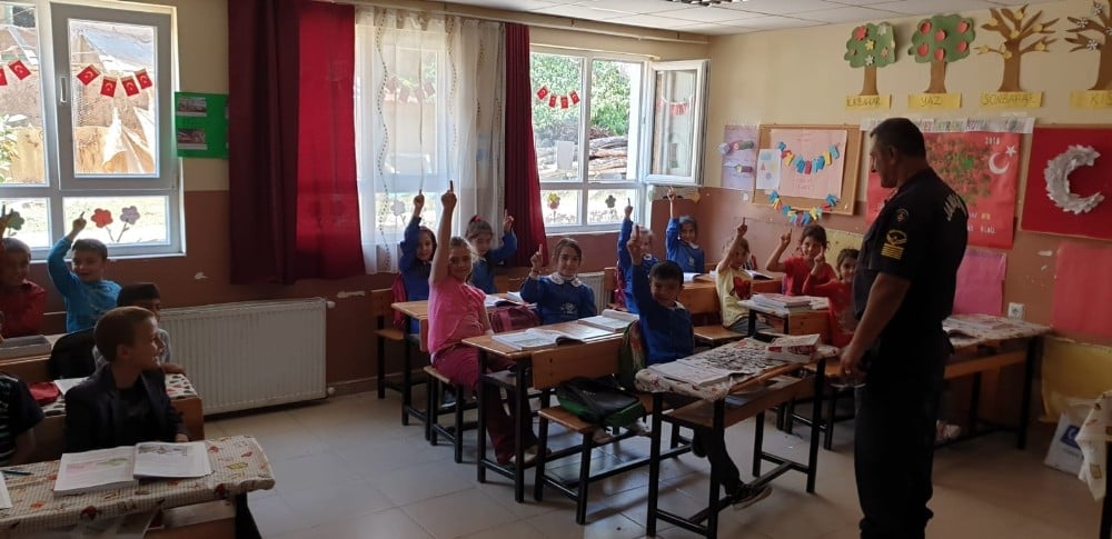 Şuhut jandarmasından öğrencilere miniklere trafik eğitimi 