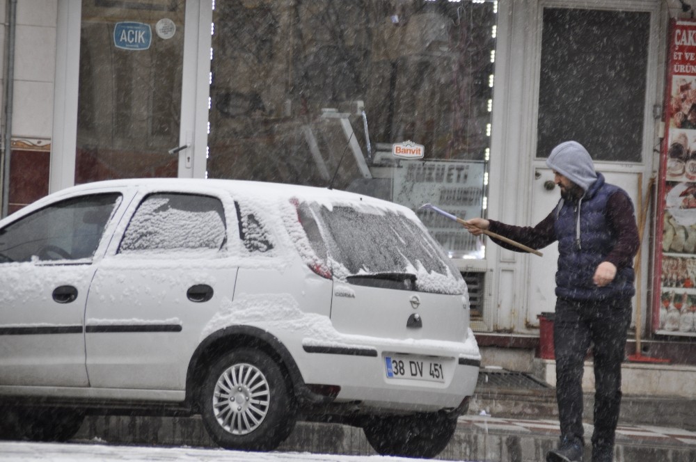 Şuhutlu vatandaşlar kar yağışına hazırlıksız yakalandı 