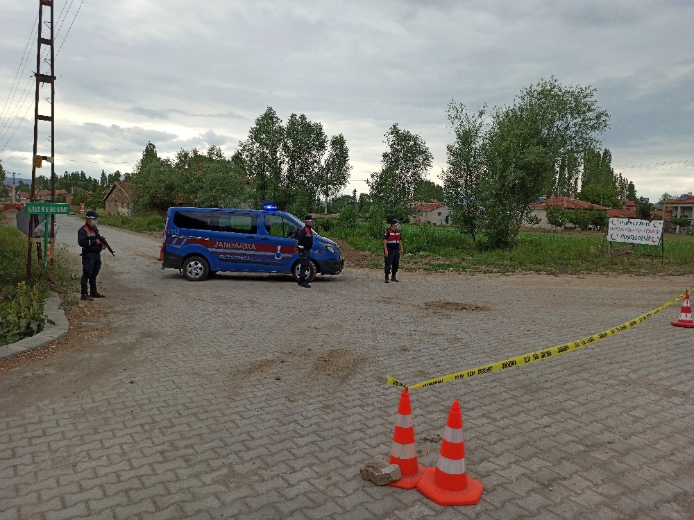 Şuhut’ta 3 bin nüfuslu köy giriş çıkışlara kapatıldı 
