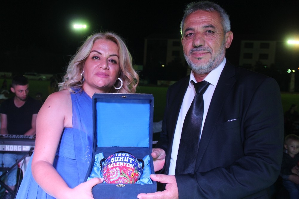 Şuhut’ta açık hava konserinde Sevgi Petek’e sevgi seli 