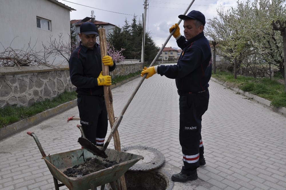Şuhut’ta baca ve kanalizasyon hattı temizleme çalışmalarına başladı 