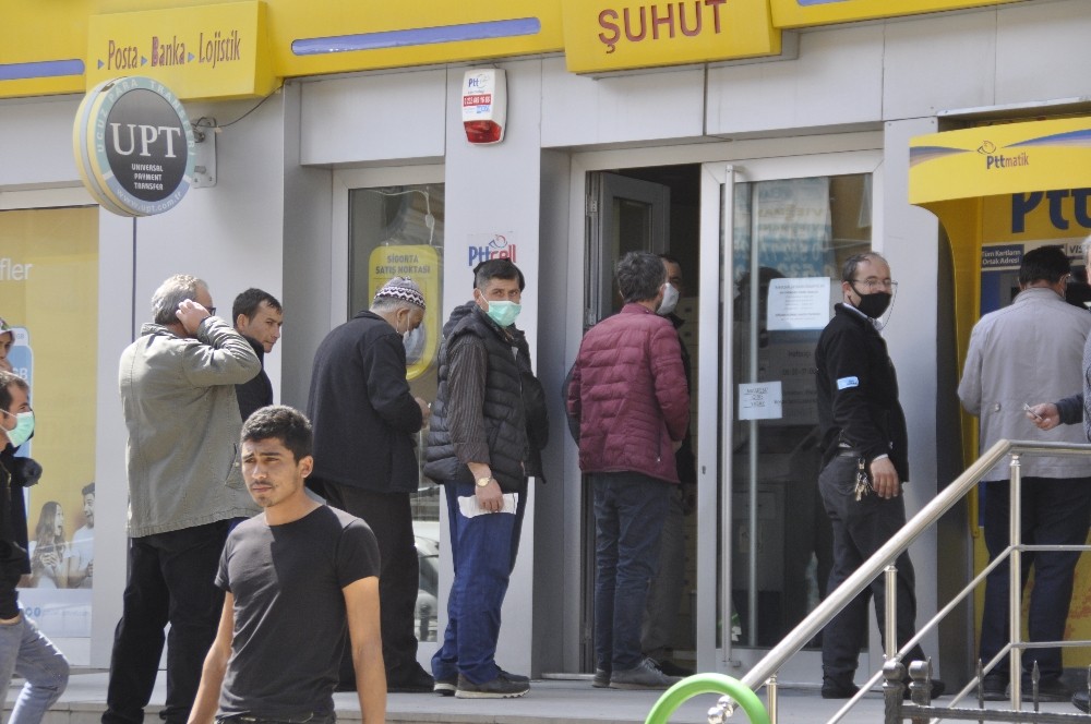 Şuhut’ta bankalar önündeki yoğunluk; sosyal mesafe yine hiçe sayıldı 