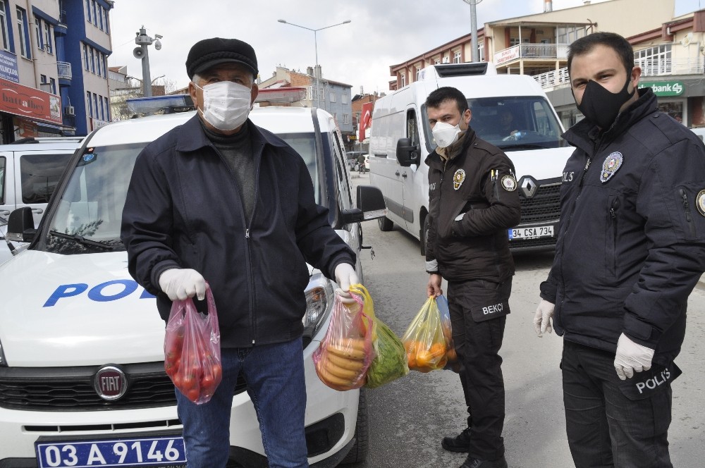 Şuhut’ta evde oturanların ihtiyaçlarını polis ekipleri karşılıyor 