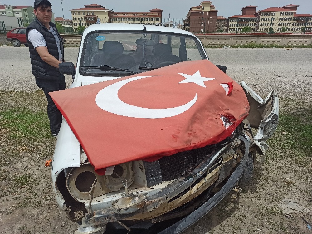 Şuhut’ta iki otomobil çapıştı 