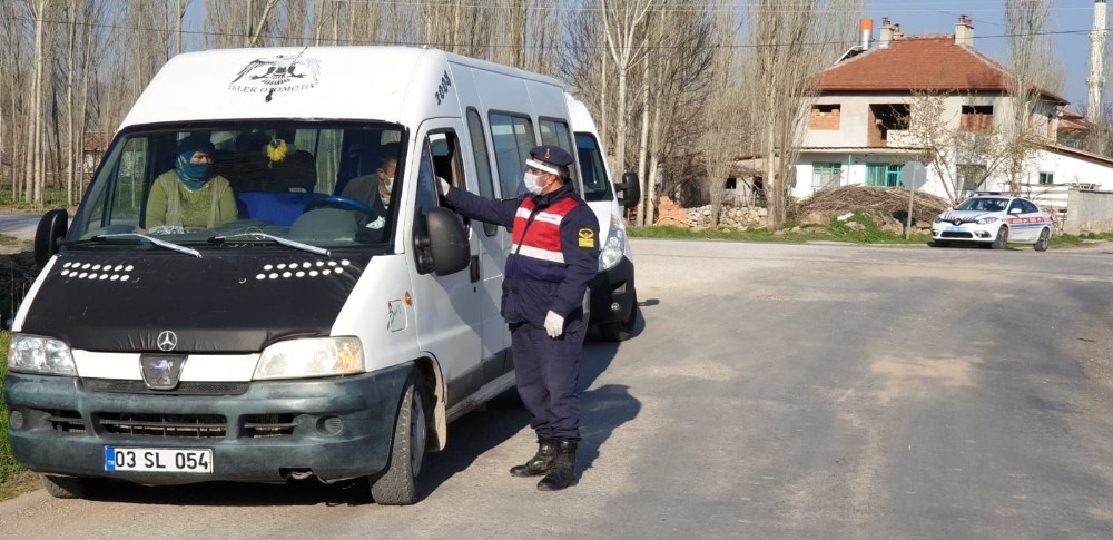 Şuhut’ta jandarma ekiplerinden araçlara korona virüs denetimi 