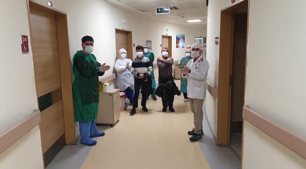 Şuhut’ta Korona virüsü yenen bir kişi alkışlarla taburcu oldu 