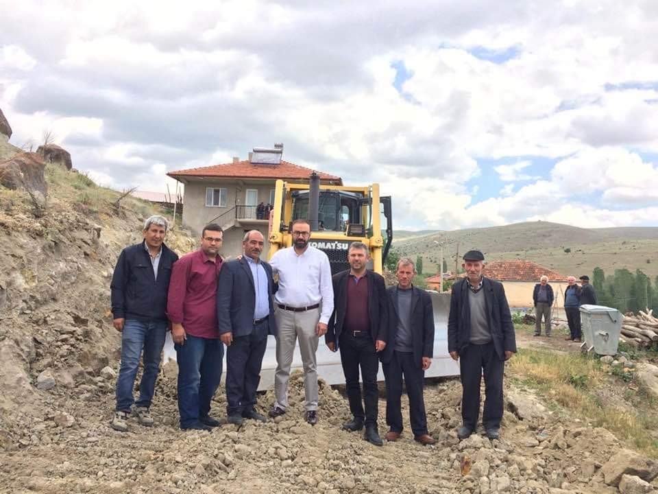Şuhut’ta köy yollarında çalışmalar devam ediyor 