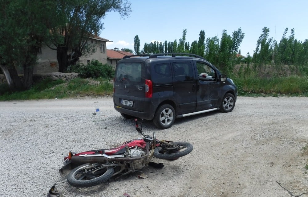 Şuhut’ta motosiklet ile otomobil çarpıştı: 1 yaralı 