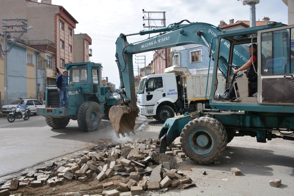 Şuhut’ta parke taşı döşeme çalışmaları 
