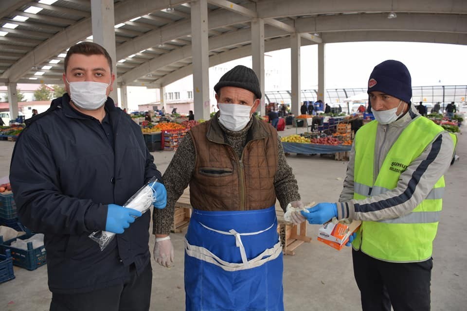 Şuhut’ta polis ve zabıta ekiplerinden maske ve mesafe uygulaması 