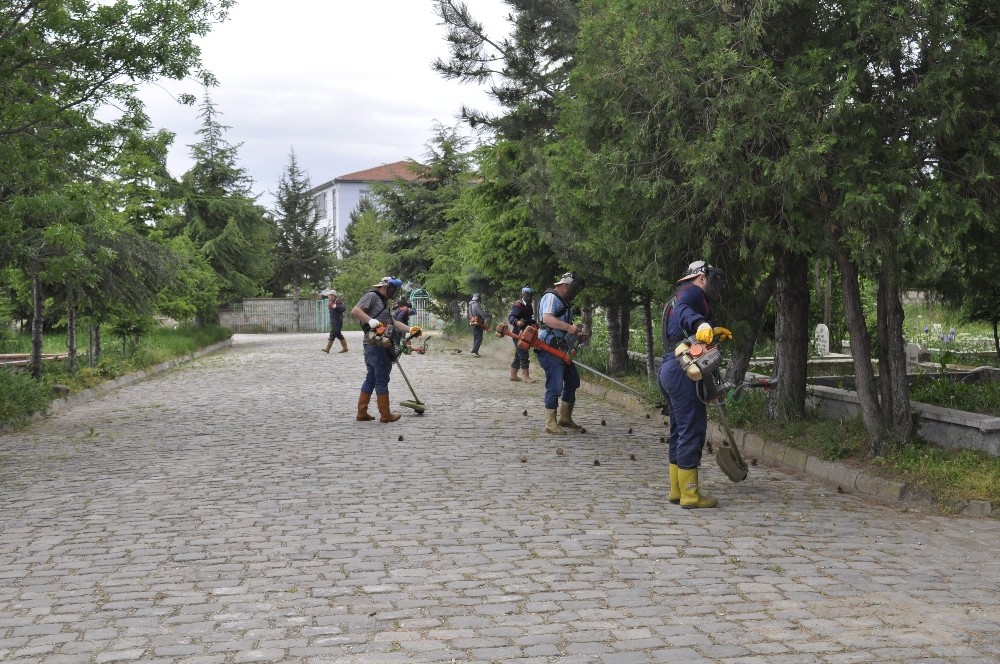 Şuhut’ta Ramazan Bayramı öncesi mezarlık temizliği 