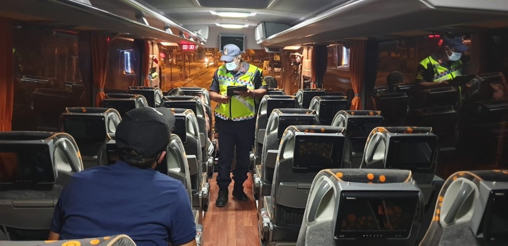 Şuhut’ta şehirlerarası yolcu otobüslerinde mesafe kontrolü 