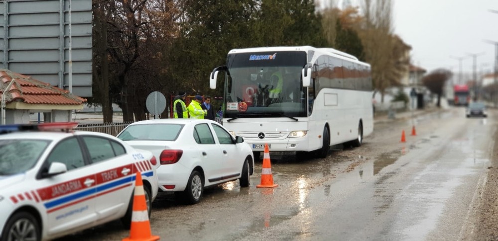 Şuhut’ta seyahat otobüsleri denetlendi 