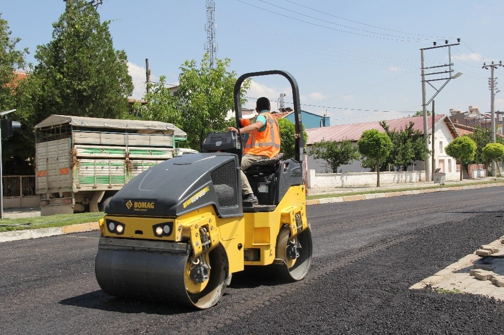 Şuhut’ta sıcak asfalt çalışmaları 