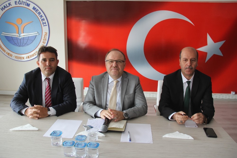 Şuhut’ta Vali Tutulmaz önderliğinde muhtarlar toplantısı yapıldı 