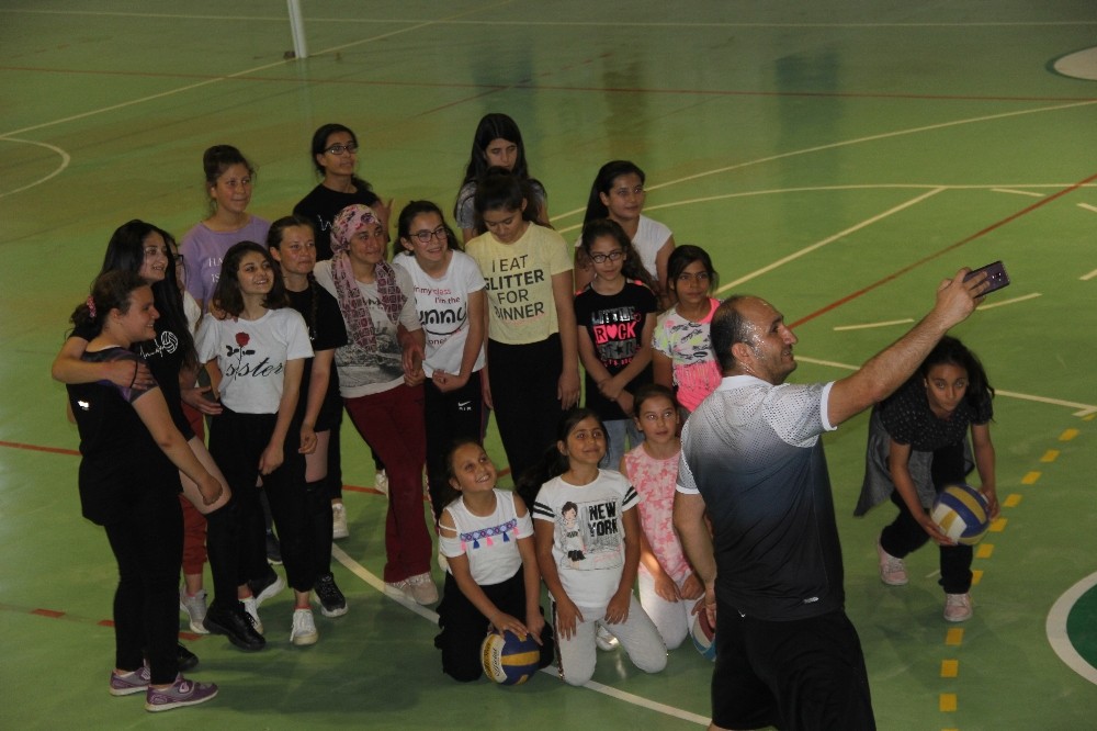 Şuhut’ta voleybol kursu başladı 