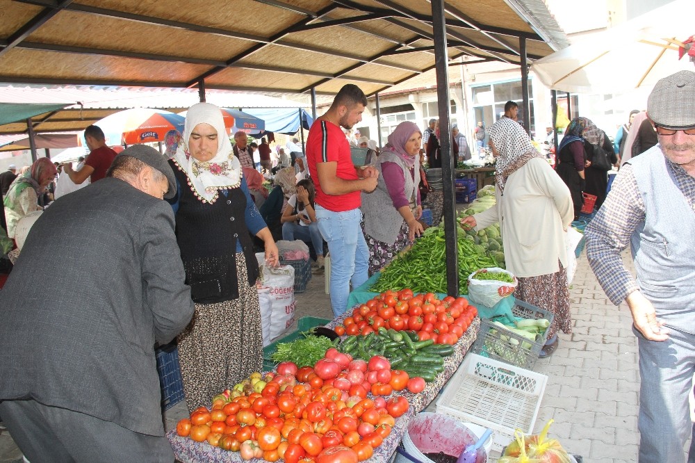 Şuhut’ta yöresel pazara yoğun ilgi 