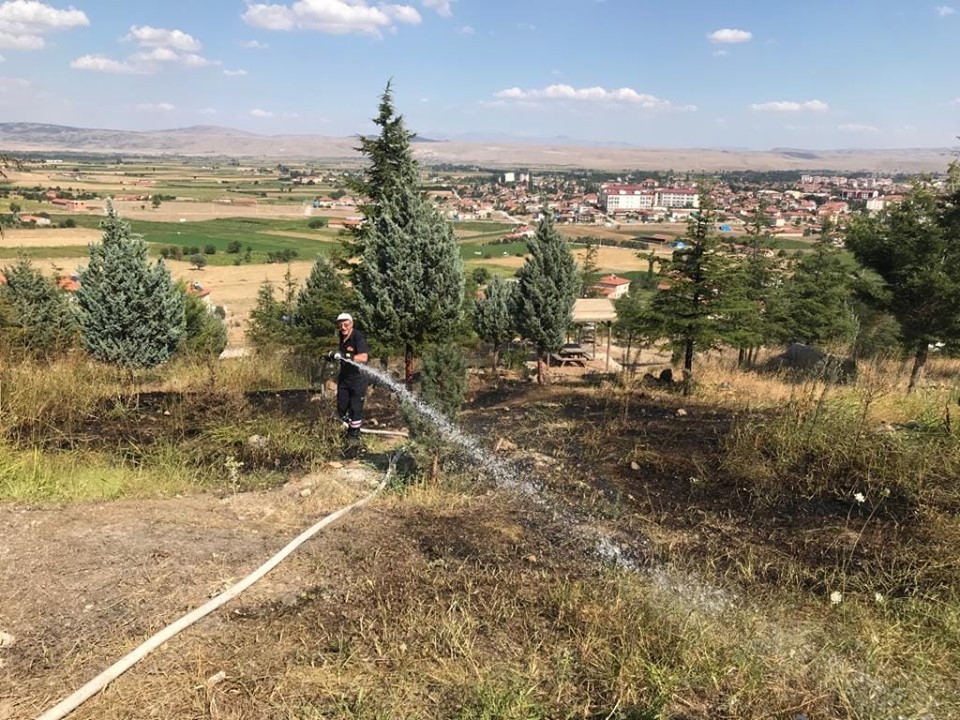 Şuhut’taki orman yangını büyümeden söndürüldü 