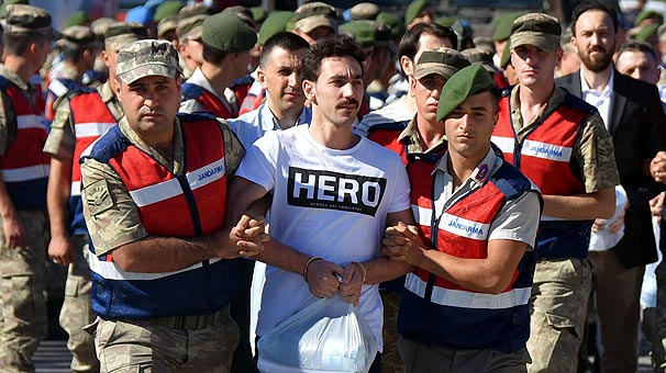 Darbeci teröristler jandarmaya saldırdı!