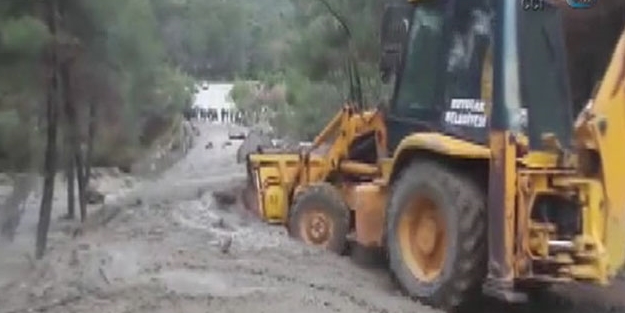 Sulama göleti taştı yollar çamur deryasına döndü
