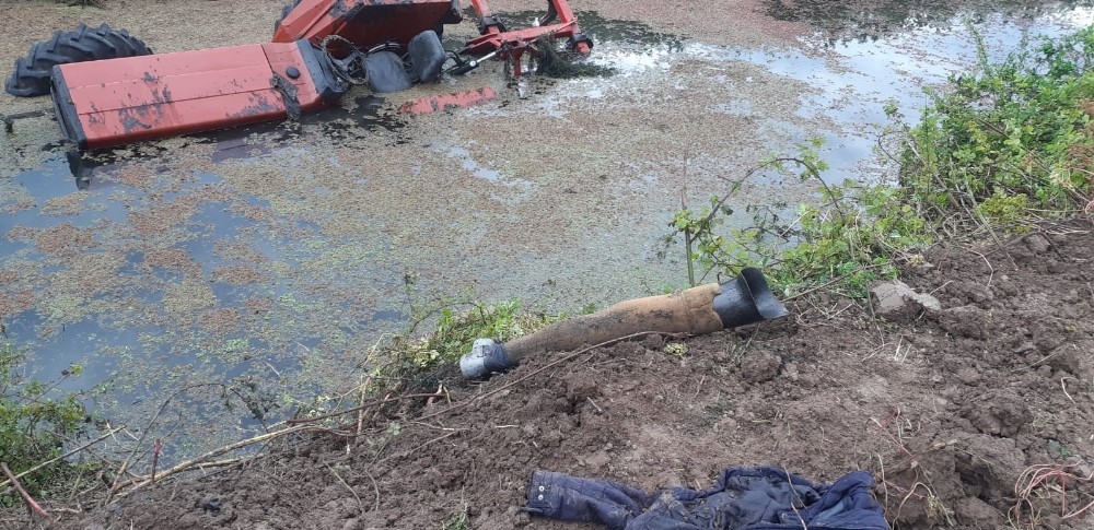 Sulama kanalı boşluğuna düşen traktörde can verdi 