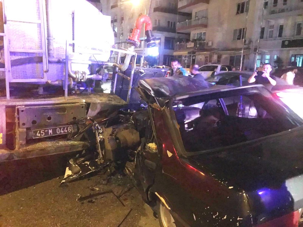 Sulama tankerine arkadan çarpan otomobilin sürücüsü ağır yaralandı 