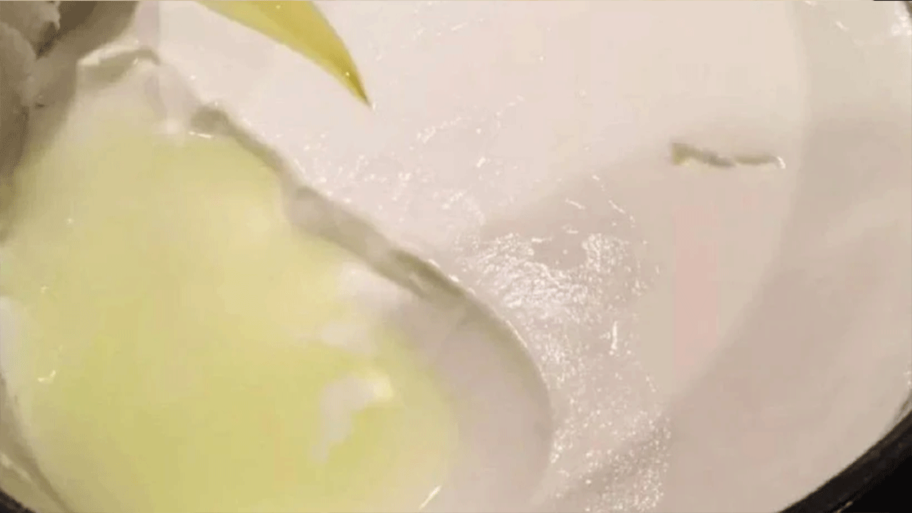 Sulanmış yoğurda süper dokunuş! Bu yöntemle 1 saatte taş gibi oluyor