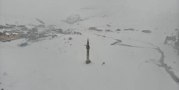 Sular altında kalan cami havadan böyle görüntülendi