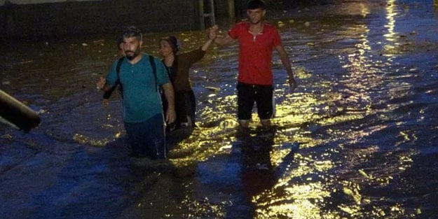 Sular altında kalan evde can pazarı yaşandı
