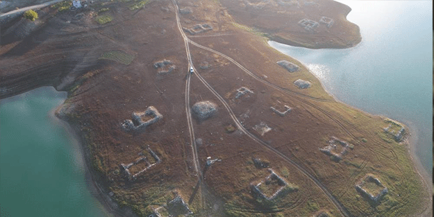 Sular çekildi, eski köy ortaya çıktı