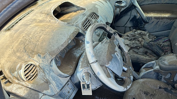 Sular çekildi o araç ortaya çıktı