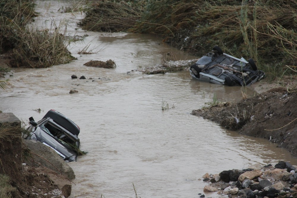 Sular çekildi, sele kapılan otomobiller ortaya çıktı 