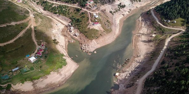Sular çekilince köy ortaya çıktı