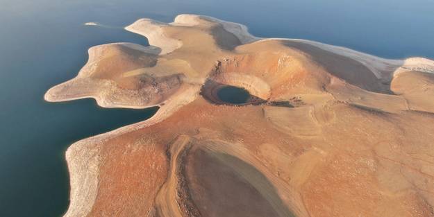 Sular çekilince ortaya çıkan devasa görüntü şaşkına çevirdi!