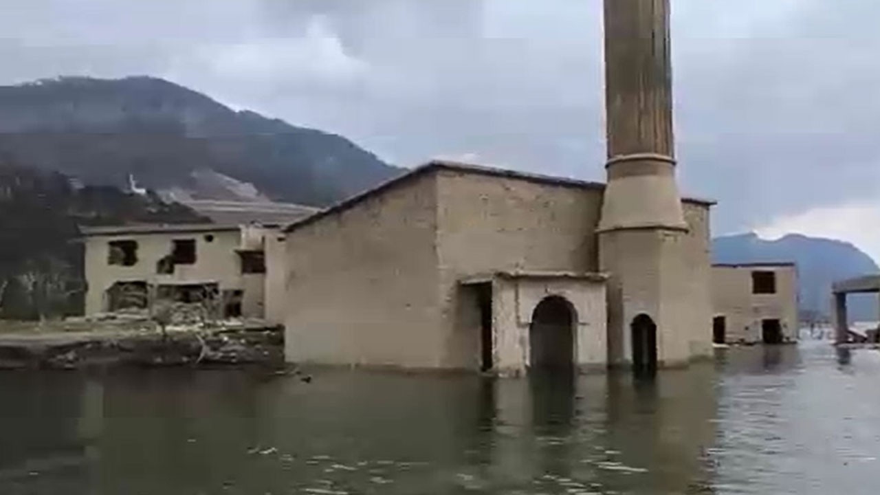 Sular çekilince ortaya çıktı! Bir mahalleden geriye kalanlar