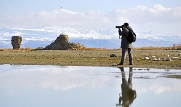 Sular çekilince tarihi kalıntılar ortaya çıktı !